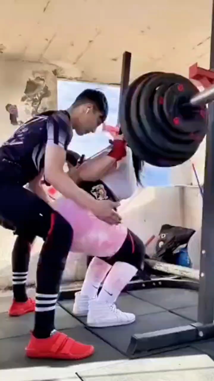 举重教练怕女孩被砸到，伸手帮忙对吗
